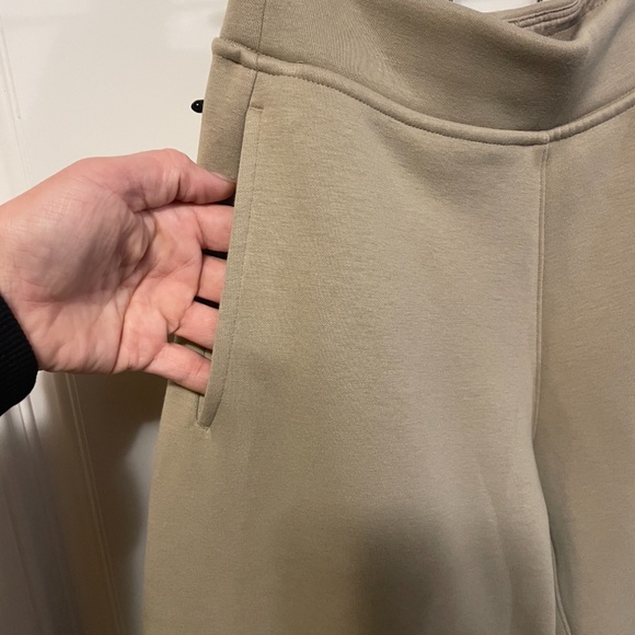 LULULEMON HEAVEYWEIGHT FLEECE SWEATPANT. SHEER OAK - Picture 3 of 10